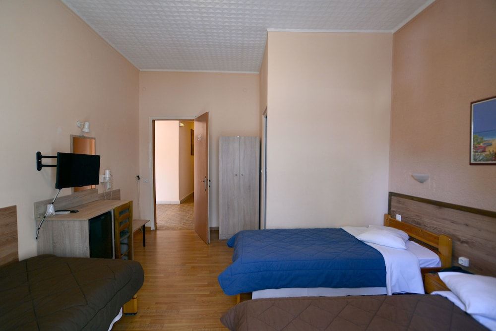 Hotel Electra Family Room 6