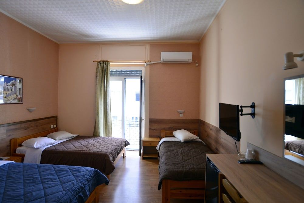 Hotel Electra Family Room 5