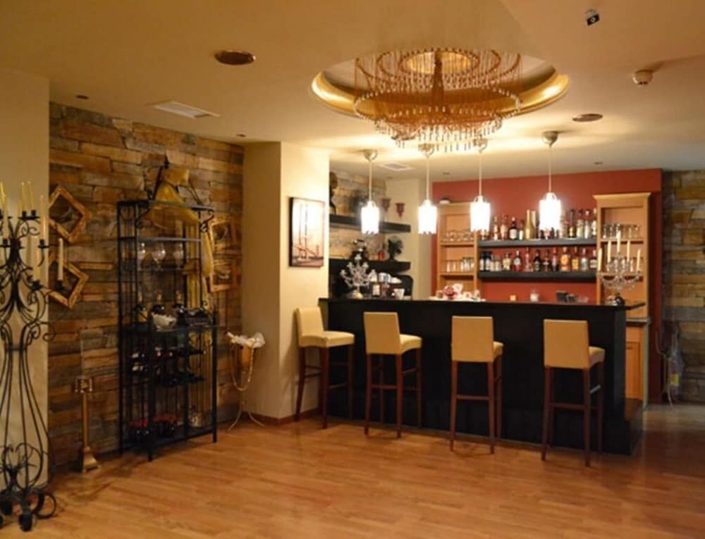 undefined Hotel Queens Leriotis 8