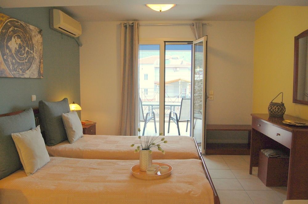 Superior Studio, 2 Twin Beds (2)