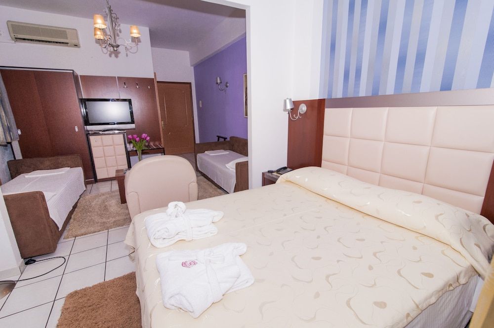 Krikonis Hotel Quadruple Room 2