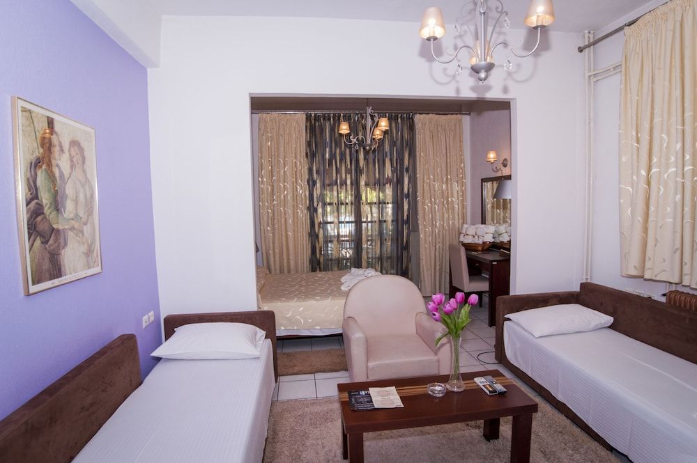 Krikonis Hotel Quadruple Room 14