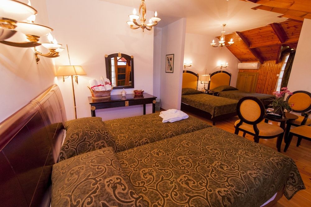 Krikonis Hotel Quadruple Room 5