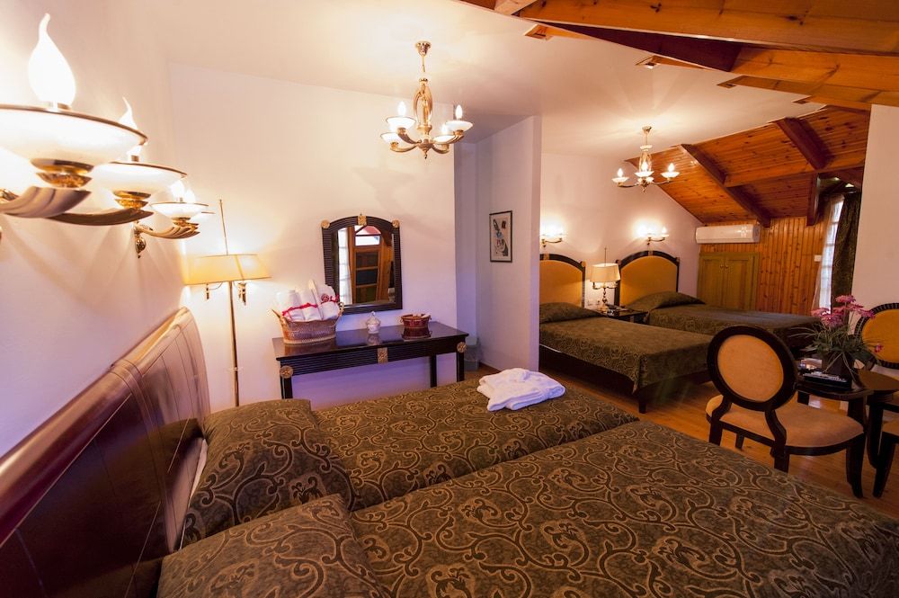 Krikonis Hotel Quadruple Room 4