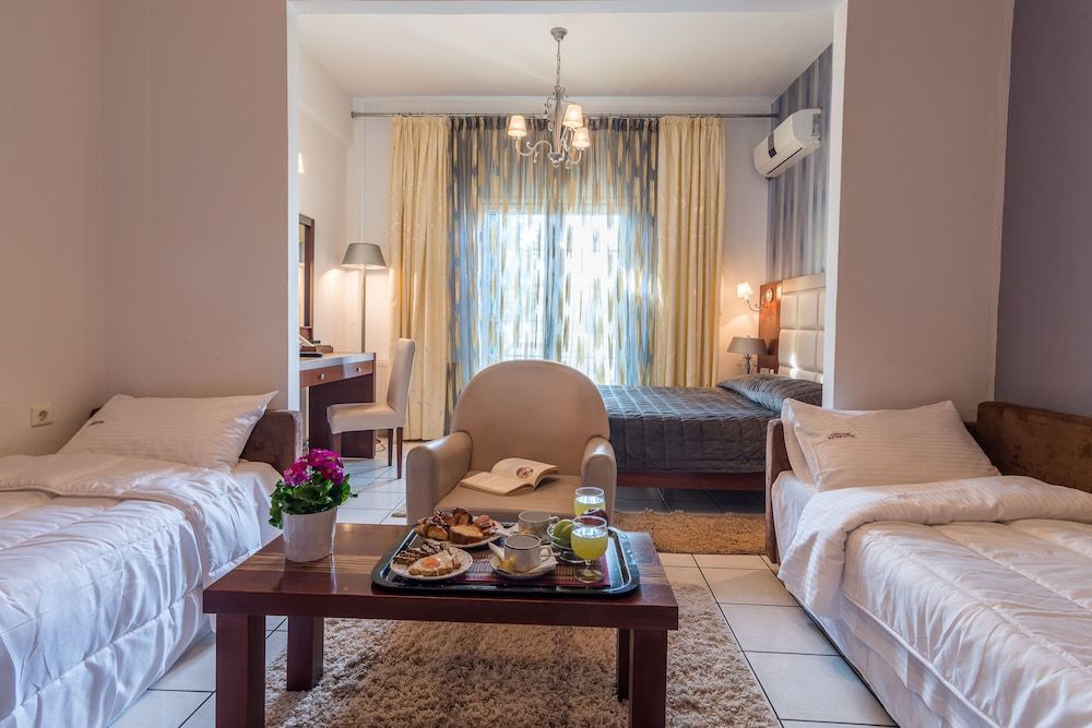 Krikonis Hotel Quadruple Room 8