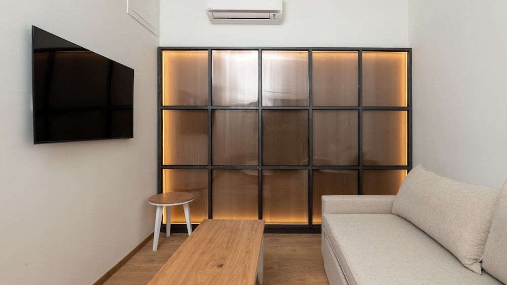 Brettania Hotel Family-Two Bedroom Suite with Balcony & Panoramic Lake and City View 2