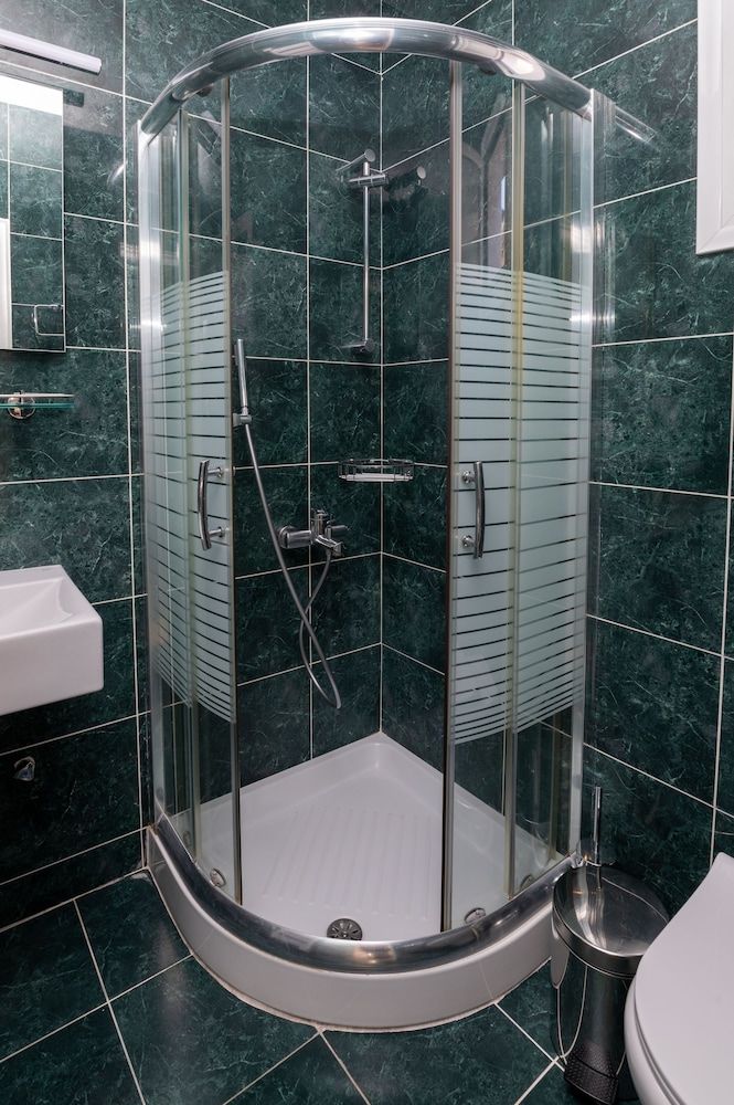 Brettania Hotel Classic Double Room with Window 7