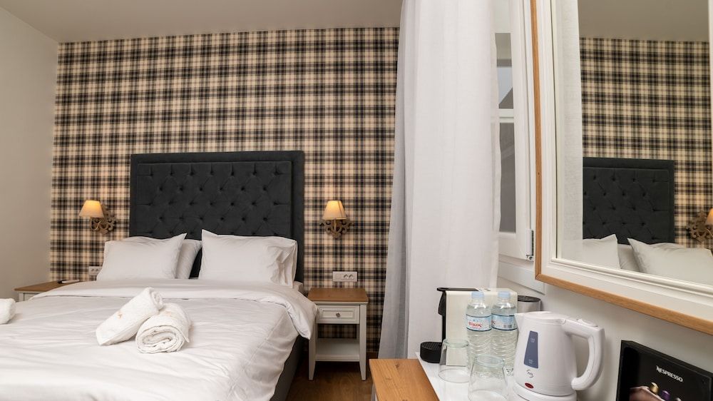 Brettania Hotel Classic Double Room with Window 4