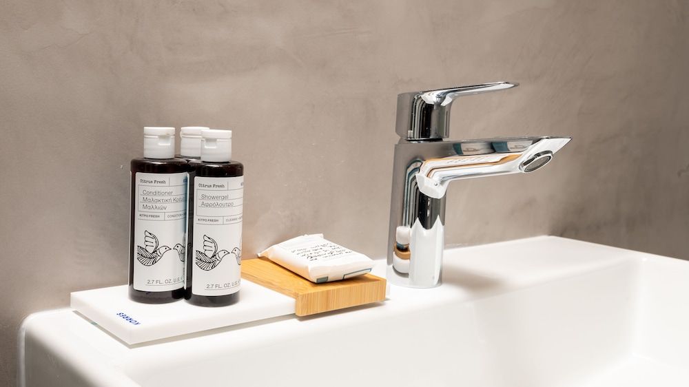 Brettania Hotel Family-Two Bedroom Suite with Balcony & Panoramic Lake and City View 8