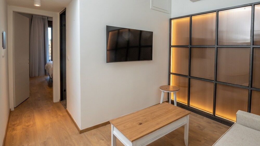 Brettania Hotel Family-Two Bedroom Suite with Balcony & Panoramic Lake and City View 3