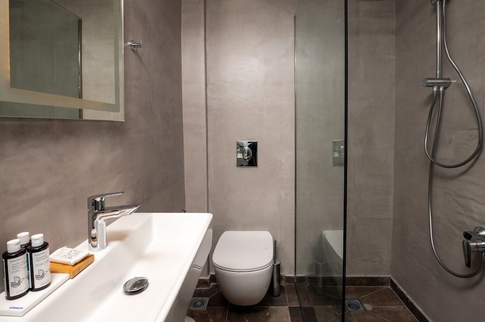 Brettania Hotel Family-Two Bedroom Suite with Balcony & Panoramic Lake and City View 7