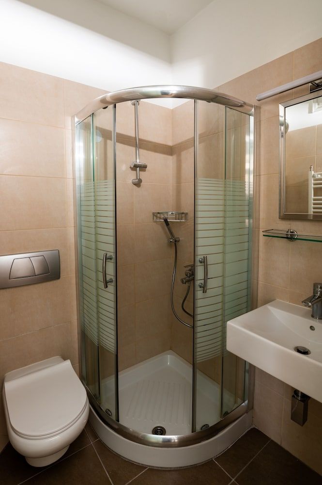 Brettania Hotel Petite Double Room with Window 6