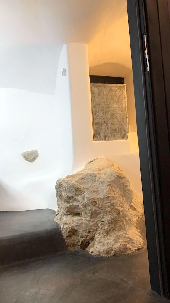 The Luna Suites Superior Villa, 2 Bedrooms, City View 14