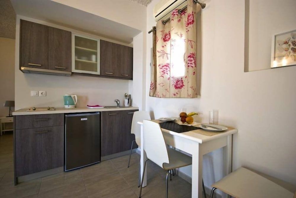 Alafouzos Studios Standard Studio, Pool View (2 Adults) 8