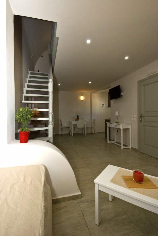 Alafouzos Studios Family Apartment (Split Level - 4 Adults) 7