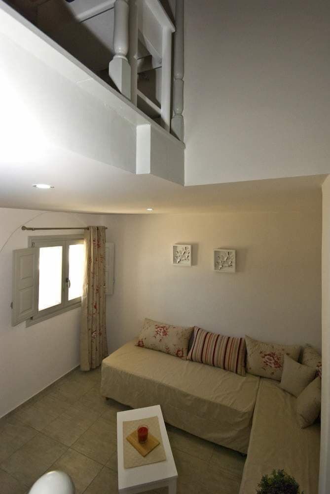 Alafouzos Studios Family Apartment (Split Level - 4 Adults) 8
