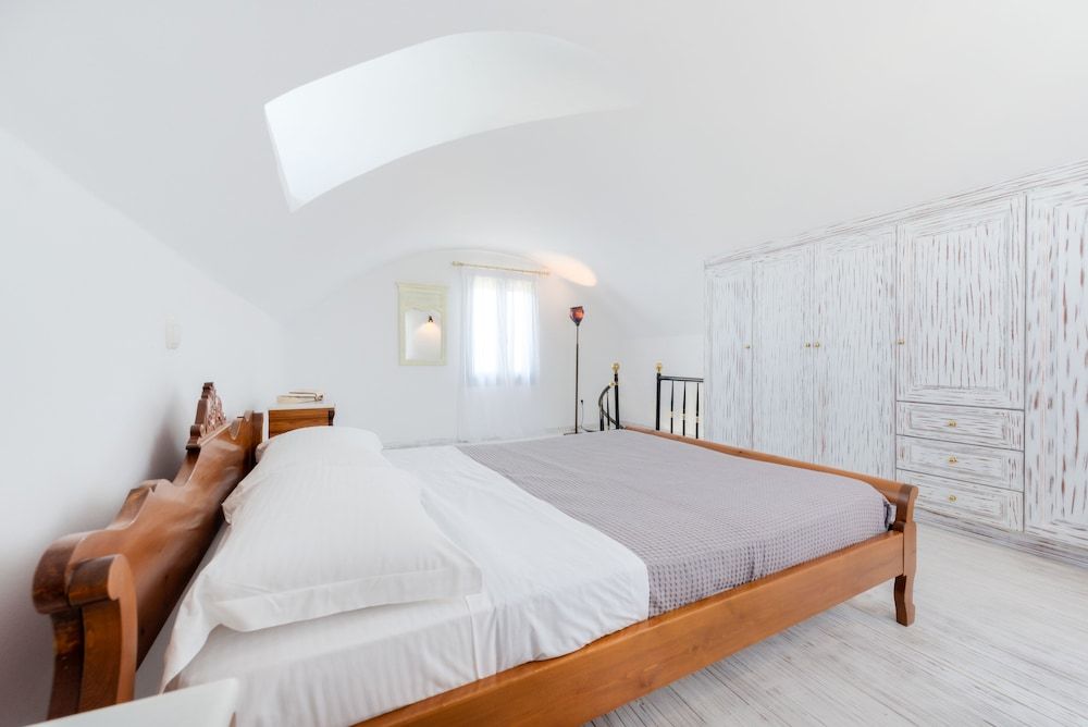 undefined Oia Captain's Villa 2