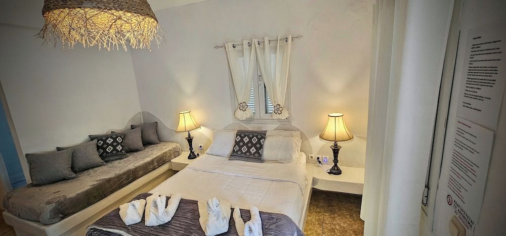 Room in Studio - Pleasure Studios1 Person 3 Shared Dormitory, 1 Bedroom, Balcony, Garden View 6