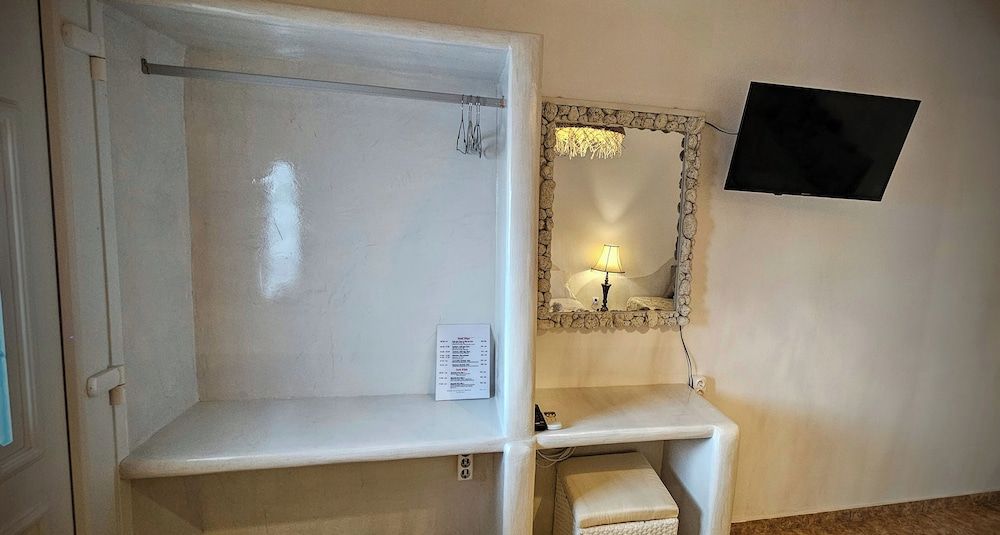 Room in Studio - Pleasure Studios1 Person 3 Shared Dormitory, 1 Bedroom, Balcony, Garden View 16