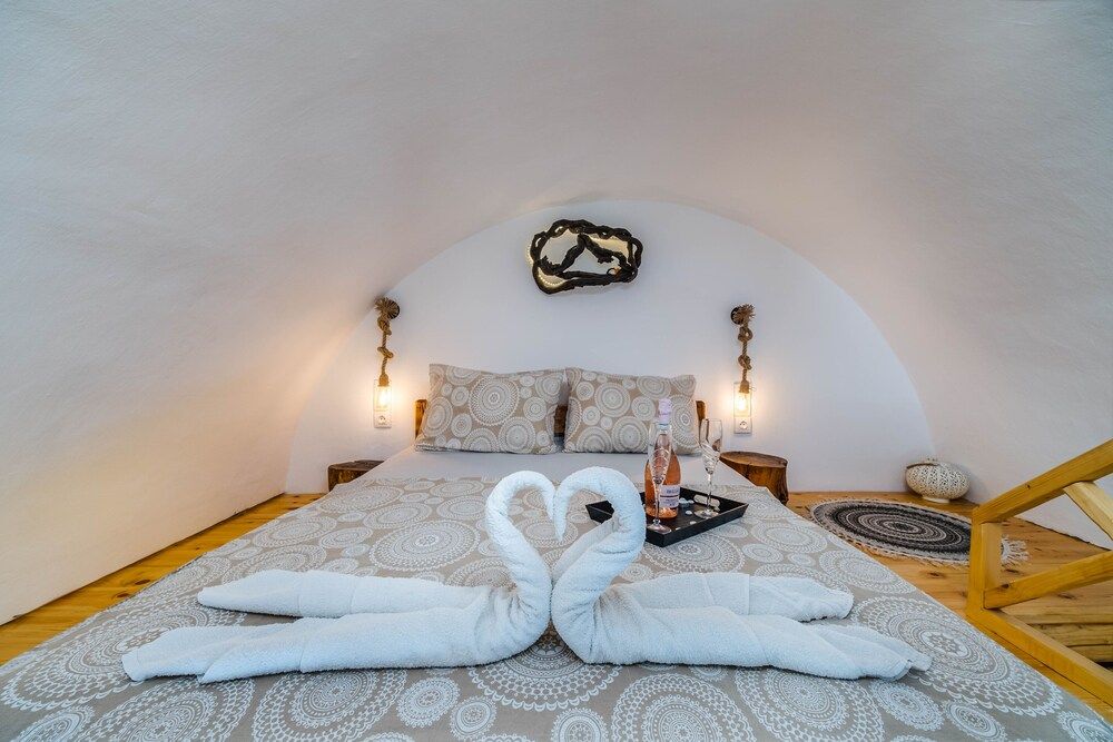 Asera Suites Near Kamari Beach Traditional Suite, Hot Tub (Asera 2)