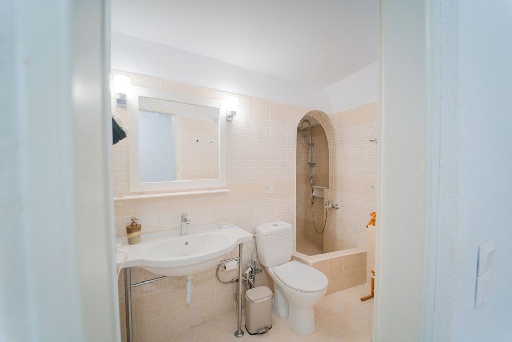 Spitia Tzitzi Traditional Two-Bedroom Suite with Outdoor Plunge Pool 8