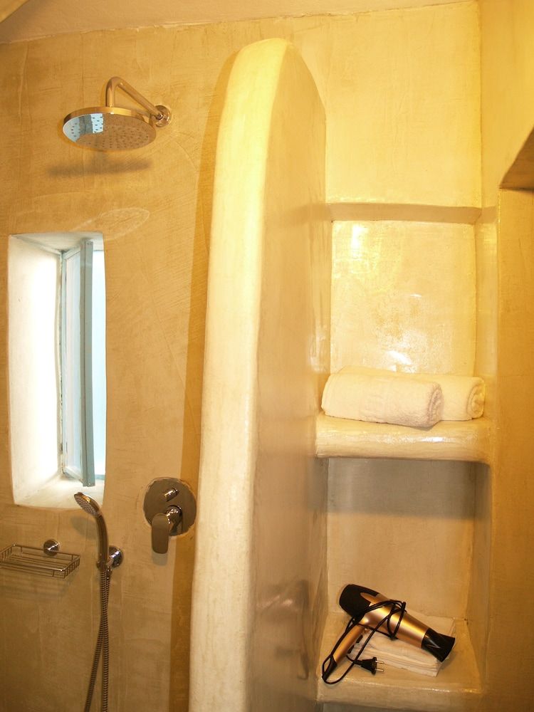 Mythos Traditional Stonehouse Triple Room 11