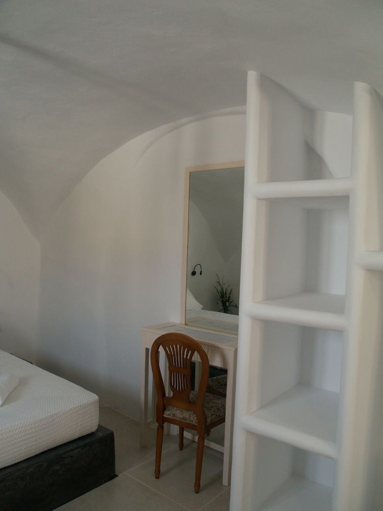 Mythos Traditional Stonehouse Triple Room 9
