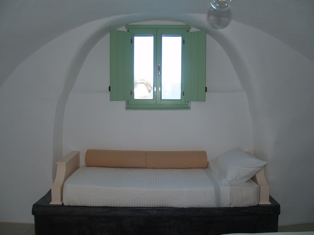 Mythos Traditional Stonehouse Triple Room 6