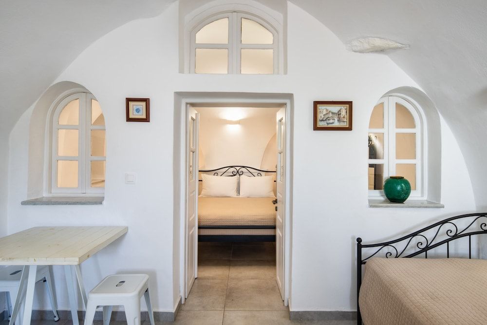 Day One Fira Mansion Traditional Apartment 3