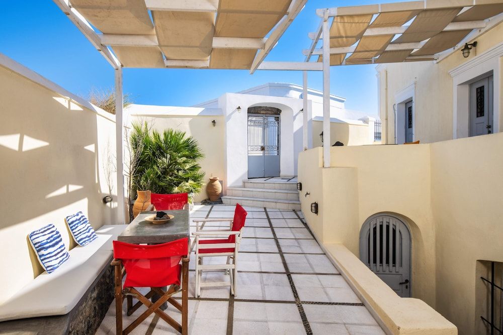 Day One Fira Mansion Traditional Apartment 4