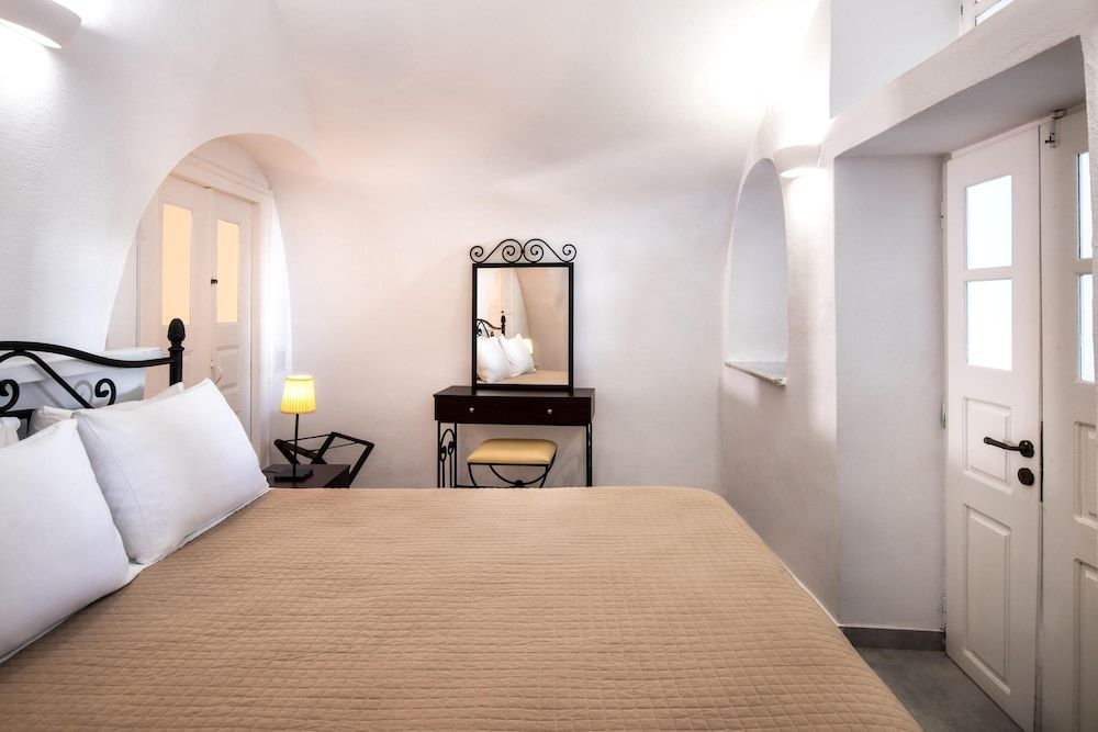 Day One Fira Mansion Traditional Apartment