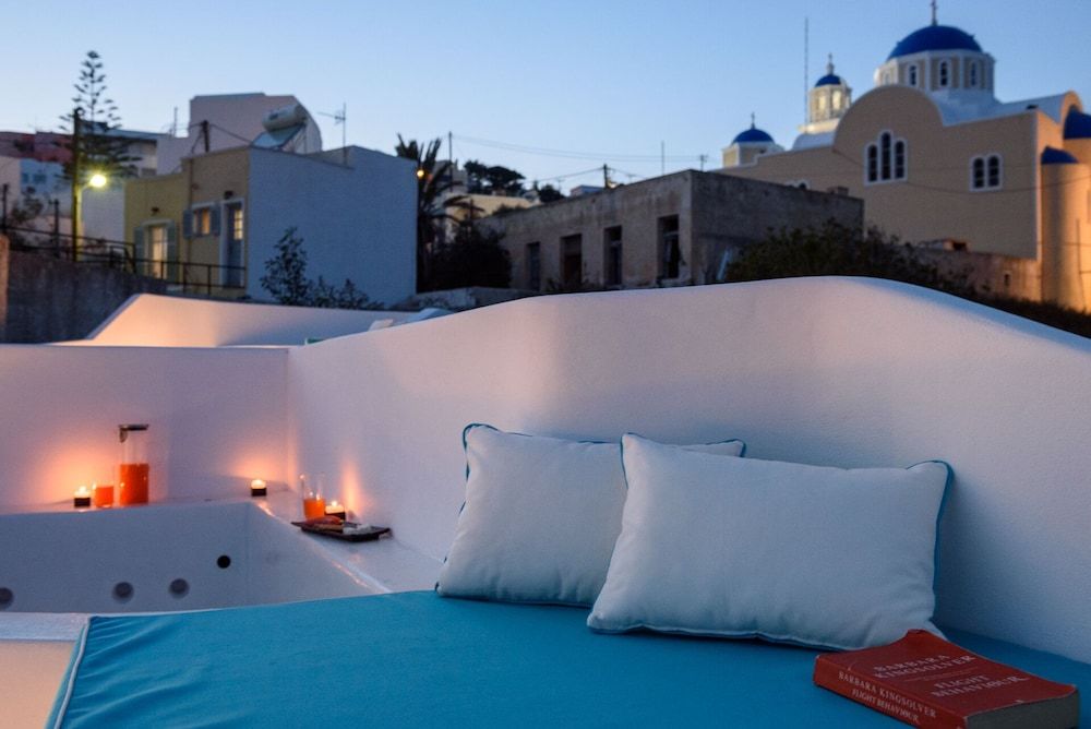 The Luna Cavern 2 with Hot Tub White Deluxe Apartment