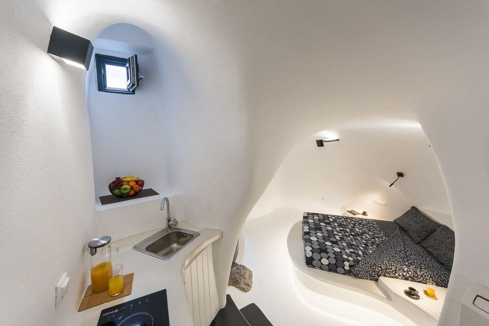 The Luna Cavern 2 with Hot Tub White Deluxe Apartment 11