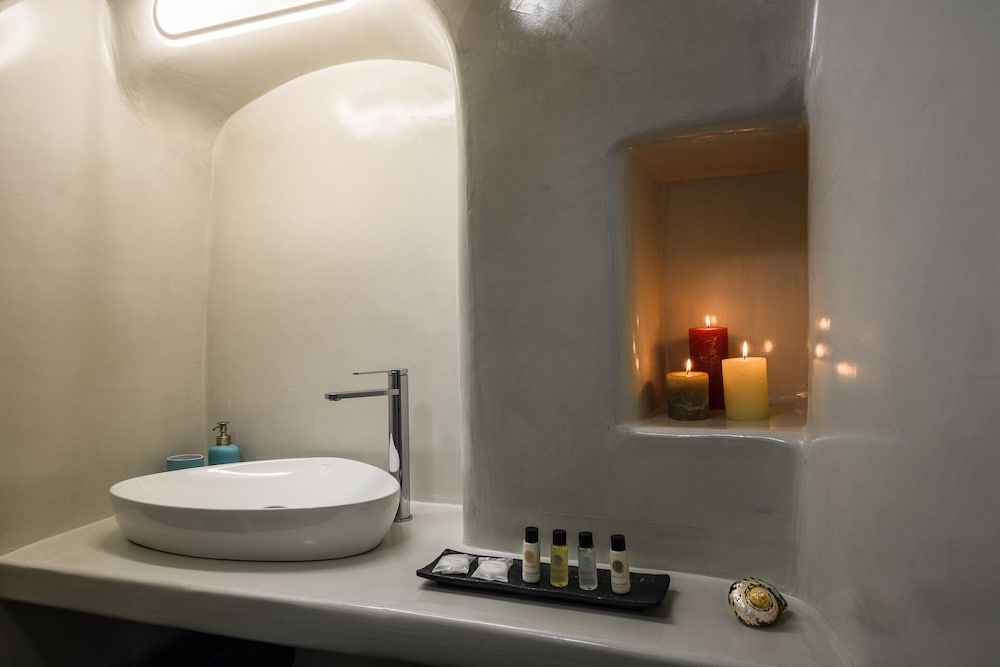 The Luna Cavern 2 with Hot Tub White Deluxe Apartment 20