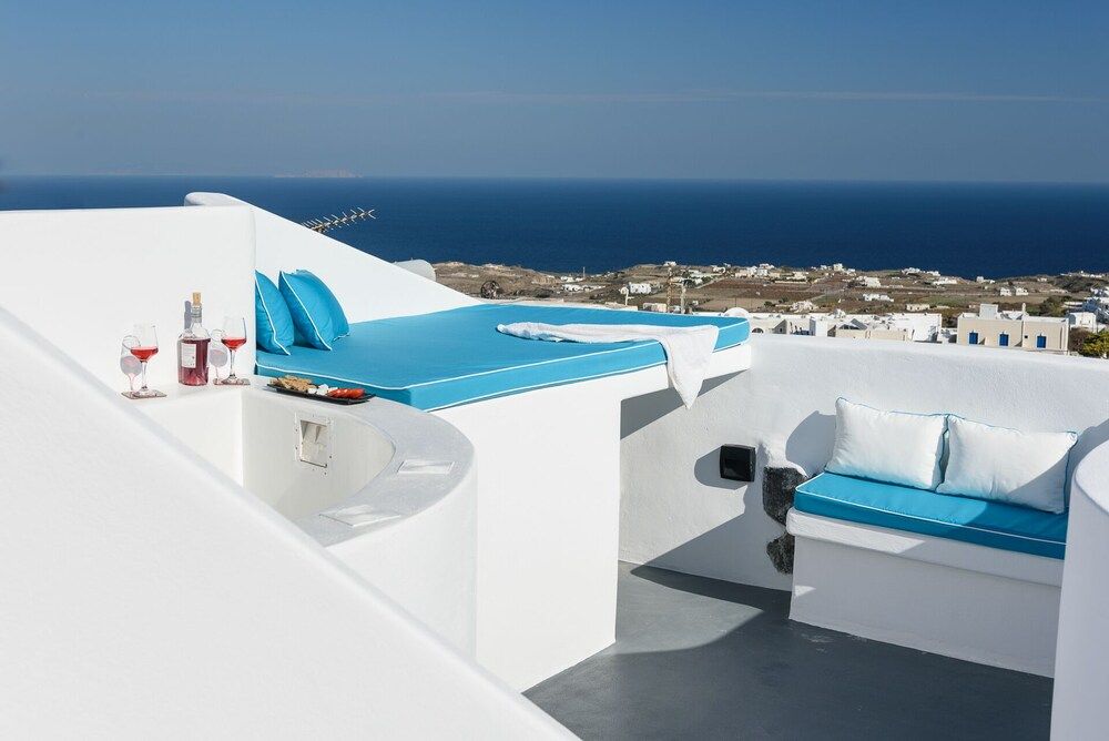 The Luna Cavern 2 with Hot Tub White Deluxe Apartment 17