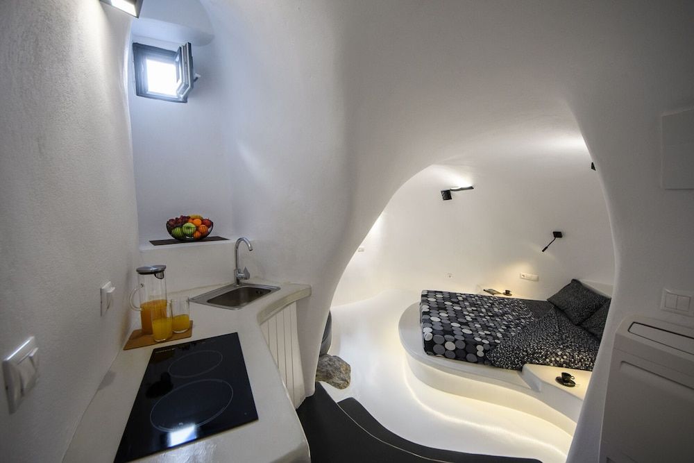 The Luna Cavern 2 with Hot Tub White Deluxe Apartment 3