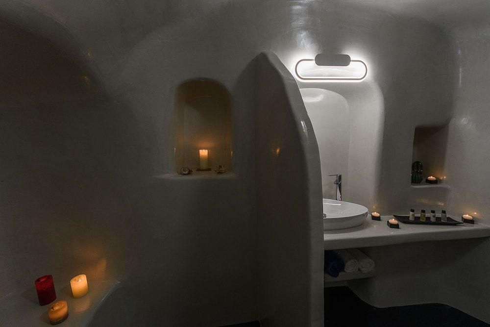 The Luna Cavern 2 with Hot Tub White Deluxe Apartment 23