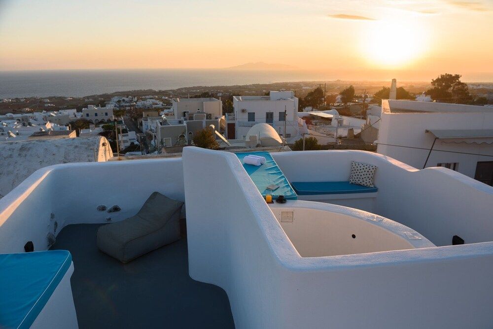 The Luna Cavern 2 with Hot Tub White Deluxe Apartment 18