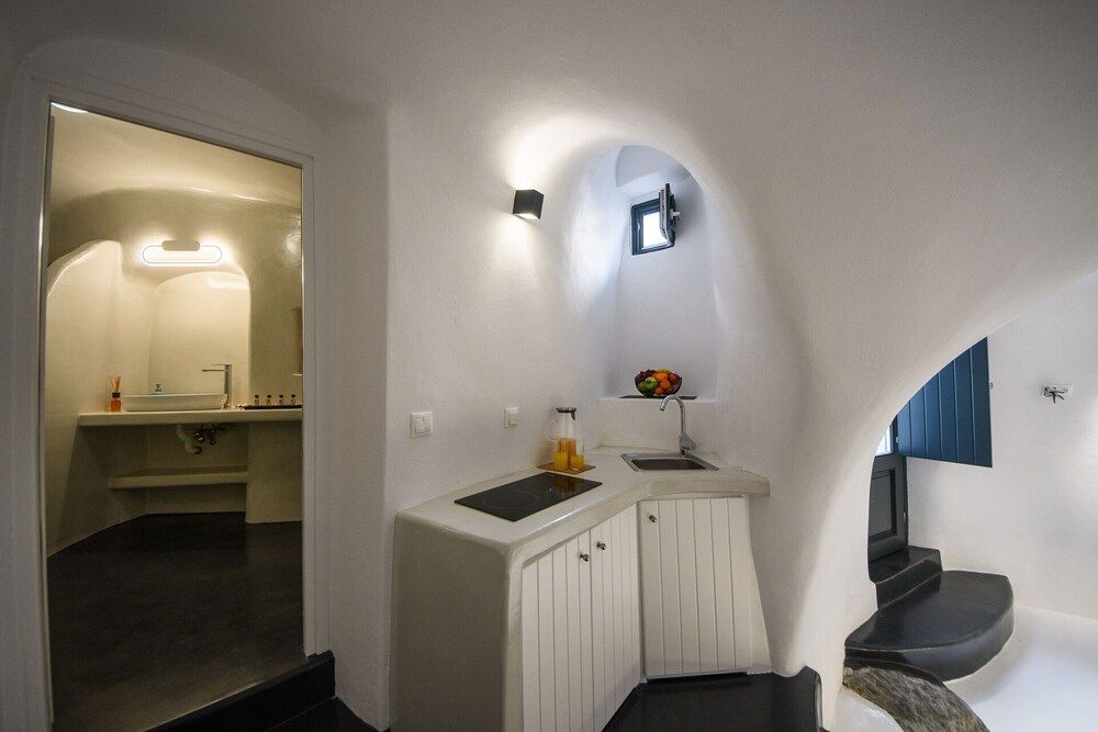 The Luna Cavern 2 with Hot Tub White Deluxe Apartment 21