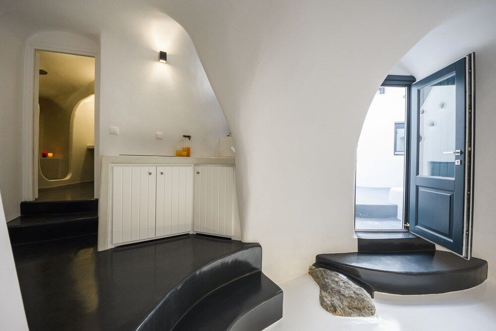 The Luna Cavern 2 with Hot Tub White Deluxe Apartment 13