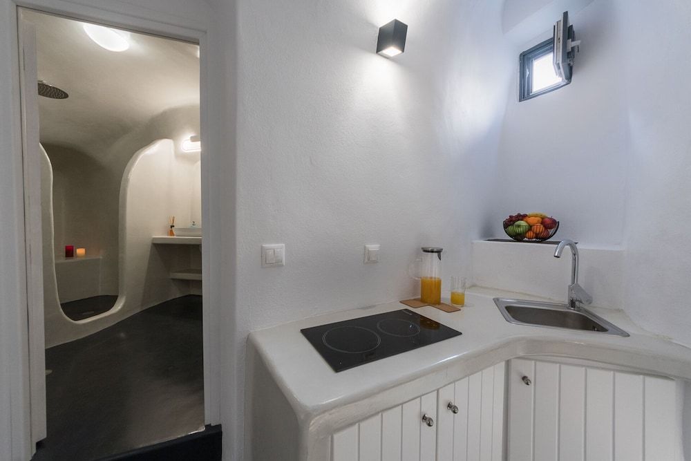 The Luna Cavern 2 with Hot Tub White Deluxe Apartment 9