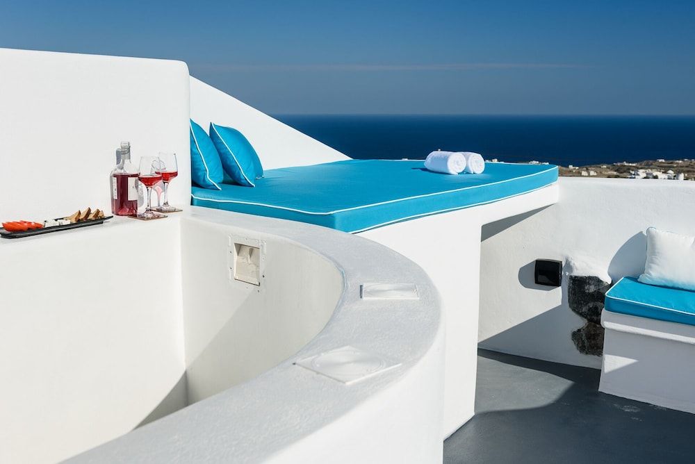 The Luna Cavern 2 with Hot Tub White Deluxe Apartment 19