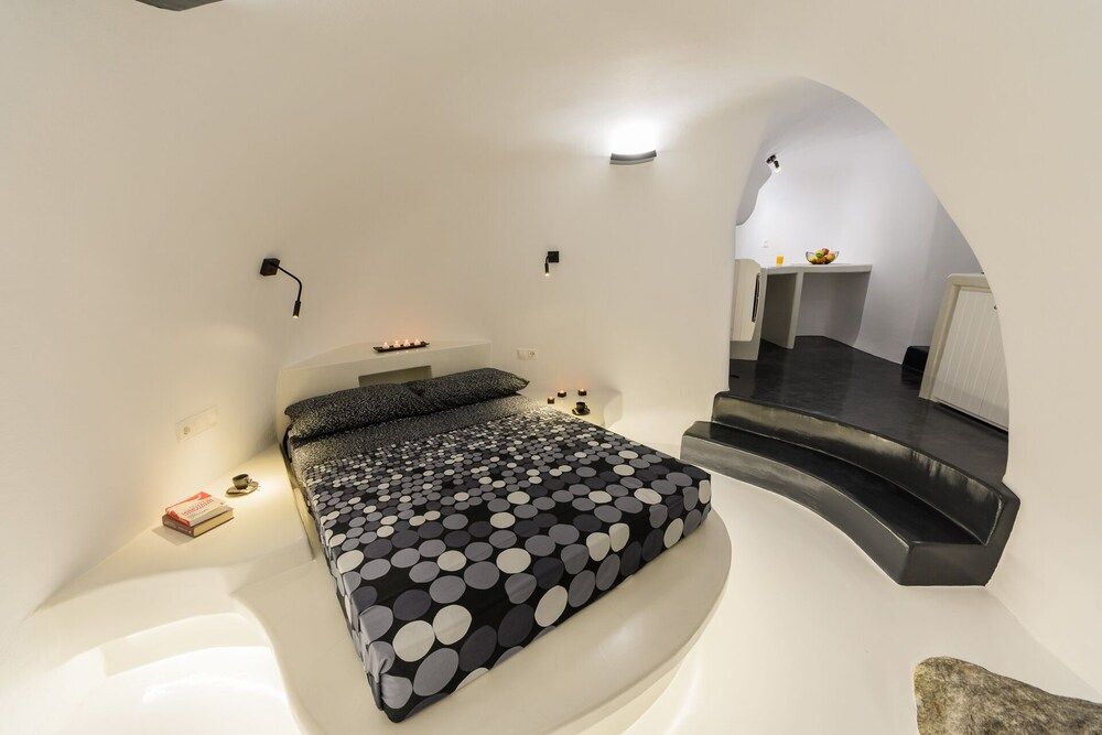 The Luna Cavern 2 with Hot Tub White Deluxe Apartment 2