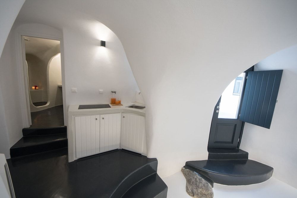 The Luna Cavern 2 with Hot Tub White Deluxe Apartment 10