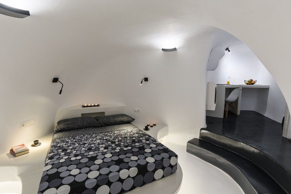The Luna Cavern 2 with Hot Tub White Deluxe Apartment 6