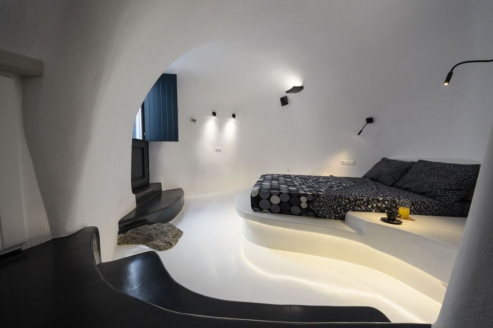 The Luna Cavern 2 with Hot Tub White Deluxe Apartment 8