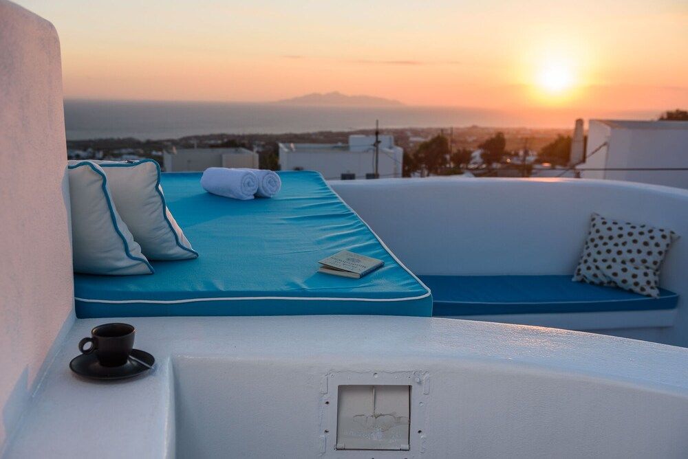 The Luna Cavern 2 with Hot Tub White Deluxe Apartment 14