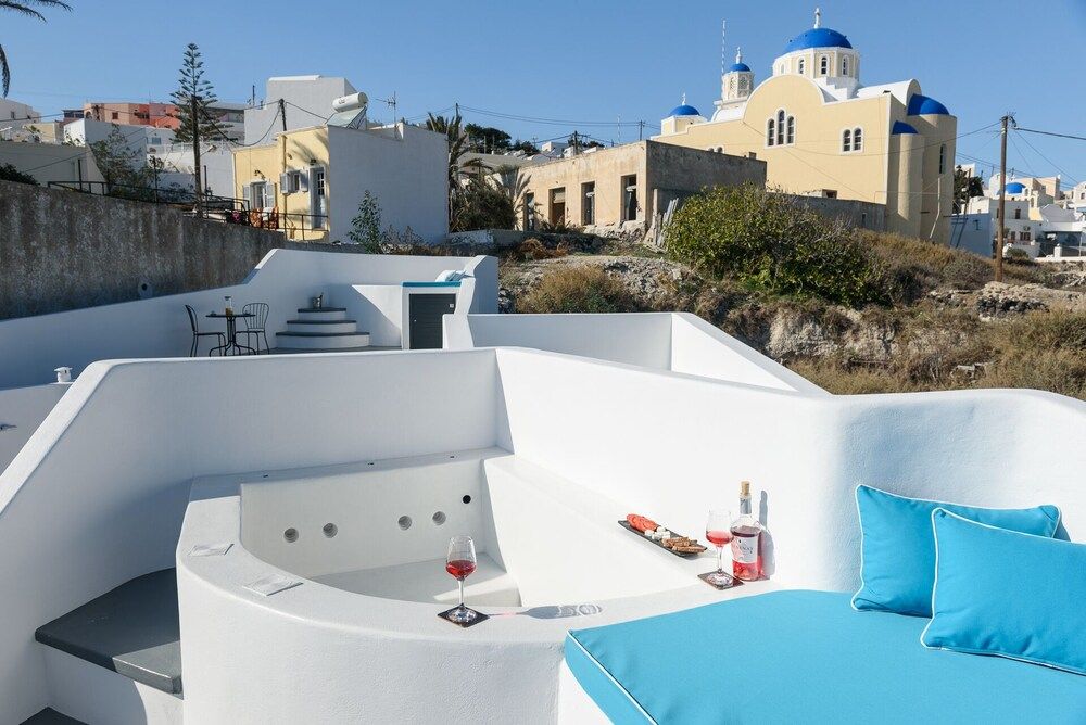The Luna Cavern 2 with Hot Tub White Deluxe Apartment 16