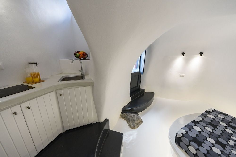 The Luna Cavern 2 with Hot Tub White Deluxe Apartment 4