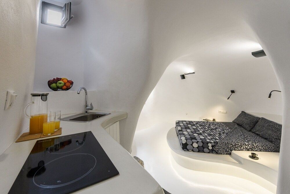 The Luna Cavern 2 with Hot Tub White Deluxe Apartment 12